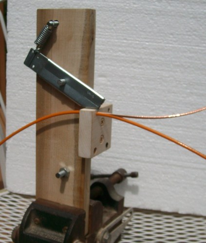 Простой ручной стриппер для снятия изоляции с провода